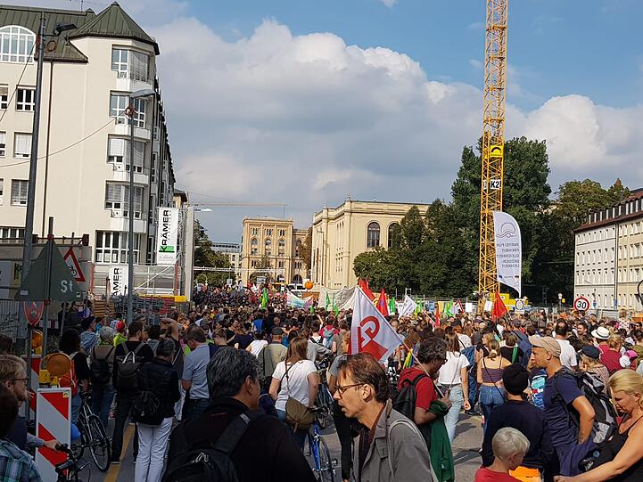 Motto: ausspekuliert! Am Samstag kamen um die 10.000 Menschen zur großen Demo gegen Spekulanten, Mietwahnsinn und für mehr Mieterschutz nach München.