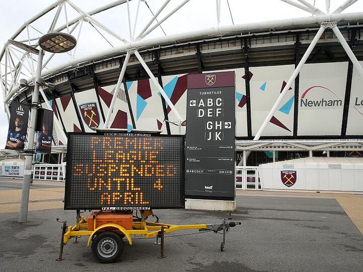 Noch ruht der Ball: Eine Anzeige informiert vor dem dem Heimatstadion von West Ham United über das Aussetzen der Spiele.