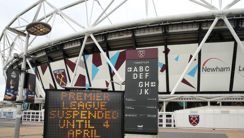 Noch ruht der Ball: Eine Anzeige informiert vor dem dem Heimatstadion von West Ham United über das Aussetzen der Spiele. Noch ruht der Ball: Eine Anzeige informiert vor dem dem Heimatstadion von West Ham United über das Aussetzen der Spiele.