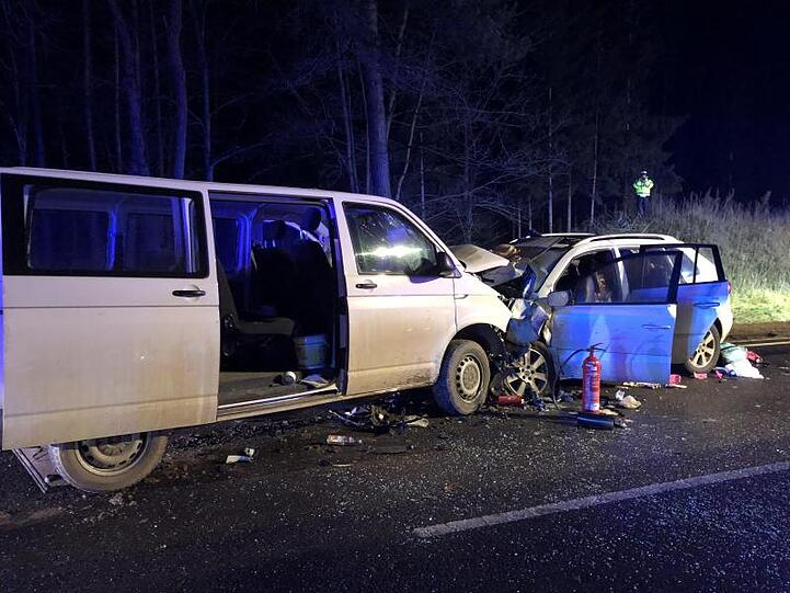 Die Unfallfahrzeuge stehen bei Georgensgmünd ineinander verkeilt auf der Bundesstraße 2.