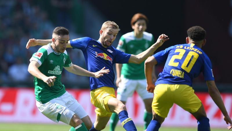 Werders Kevin Möhwald (l) wird von den beiden Leipzigern Konrad Laimer und Matheus Cunha (r) unter Druck gesetzt. Werders Kevin Möhwald (l) wird von den beiden Leipzigern Konrad Laimer und Matheus Cunha (r) unter Druck gesetzt.