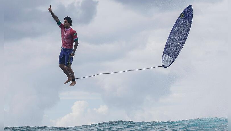 Nur eine von vielen viralen Szenen aus Olympia: Surfer Gabriel Medina nach seinem beeindruckenden Wellenritt.