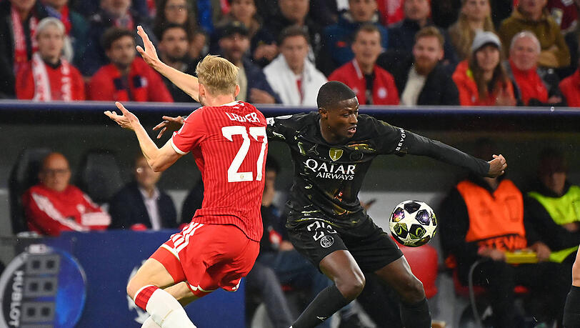 Regeltechnisch eine Gelbe Karte: PSG-Verteidiger Nuno Mendes bekommt den Ball an die Hand.