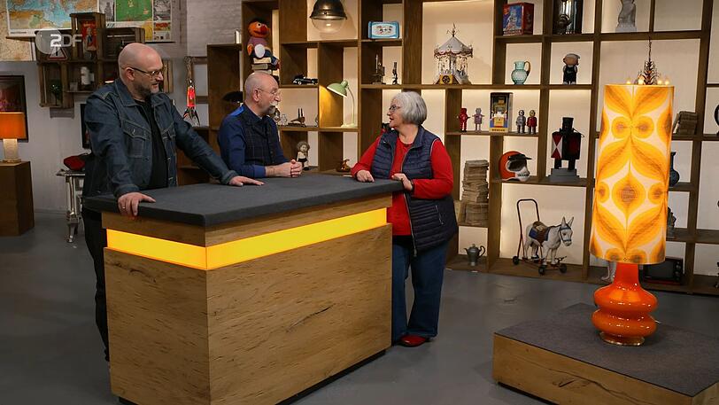 "Die 70er leben wieder!", jubelte "Bares für Rares"-Moderator Horst Lichter (Mitte), als er die Leuchte erblickte. "Die 70er leben wieder!", jubelte "Bares für Rares"-Moderator Horst Lichter (Mitte), als er die Leuchte erblickte.