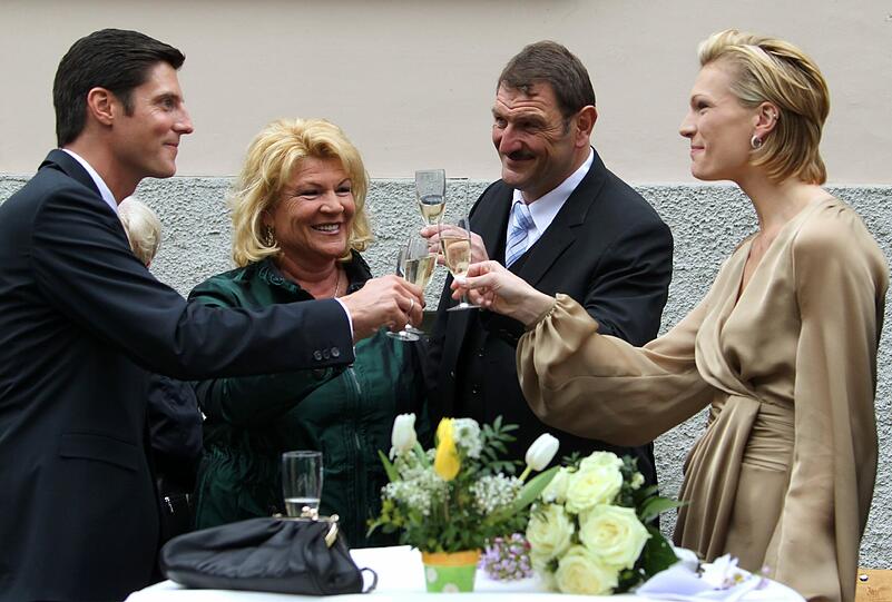 Anstoßen auf das Eheglück - die Brauteltern Sigi und Monika Riesch mit ihrer Maria und Marcus.