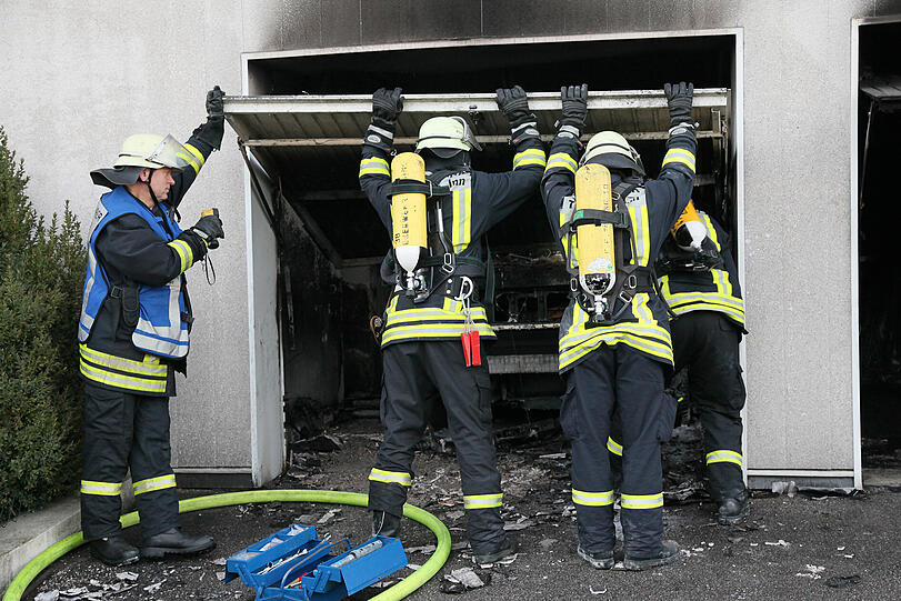 Was vom SLK übrig bleibt, ist ein Haufen verkokelter Schrott. Die Polizei geht davon aus, dass ein technischer Defekt den Garagenbrand in Töging im Landkreis Altötting verursacht hat.