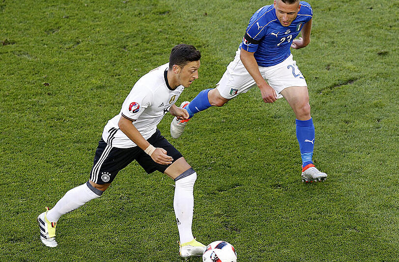 Mesut Özil: Note 4. Wegen Löws taktischer Umstellung aus der Zentrale auf halblinks im Mittelfeld verschoben. Dort fühlt er sich nicht wohl, das spürte man. In Halbzeit eins wenig bis kaum im Spiel, bewegte sich nach der Pause besser. Und mit dem exakt wichtigen Laufweg, als er die Lücke erkannte und in Hectors Hereingabe sprintete &ndash; sein 20. Treffer im 78. Länderspiel. Danach drehte er etwas mehr auf. Im Elfmeterschießen verlud er Buffon, traf aber nur den Pfosten.