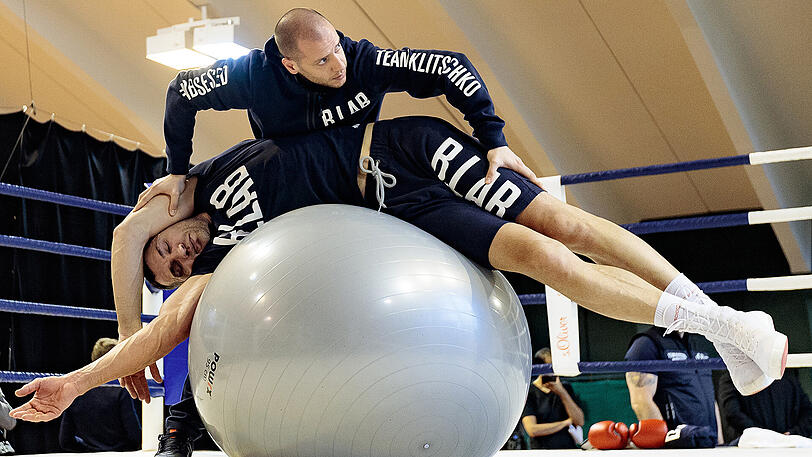 Beim Pressetraining in der Tennishalle seine Stamm-Hotels "Stanglwirt" gibt Wladimir Klitschko nur begrenzte Einblicke in seine Vorbereitung. Drei Runden Tatzenarbeit mit seinem amerikanischen Trainer Jonathon Banks, dazu eine Sparringsrunde mit dem 27-jährigen Ukrainer Viktor Vykhryst &ndash; einem von rund 15 Sparringspartnern, die ihm helfen sollen auf seinem Weg zurück auf den Schwergewichtsthron. Auffällig bei der 3-Minuten-Einheit ist, wie gut durchtrainiert Klitschko schon jetzt wirkt.