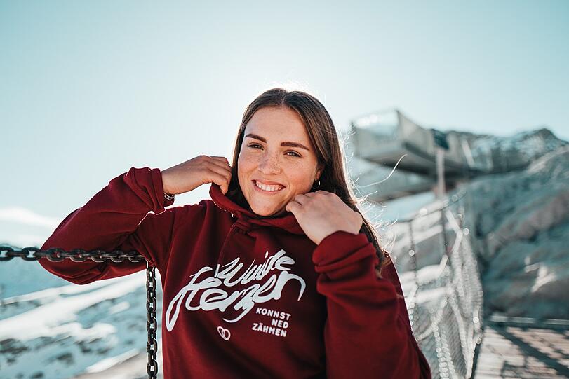 In der neuen Kollektion gibt&rsquo;s auch wieder warme Mützen und Hoodies für die zapfige Zeit. Ebenso in einer Neuauflage: Die Bavarian Couture Stirnbänder, in Bayern gestrickt.