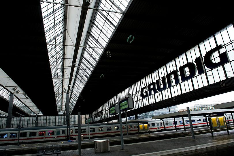 Die markanten Grundig-Logos am Hauptbahnhof gehören bald der Vergangenheit an.