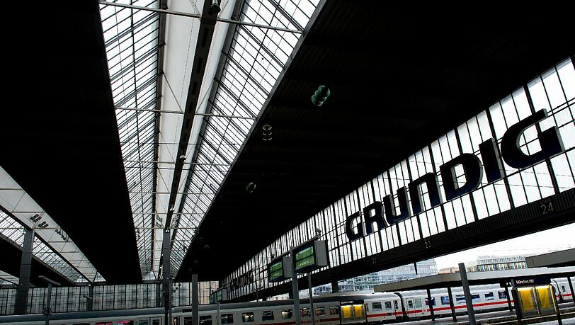 Die markanten Grundig-Logos am Hauptbahnhof gehören bald der Vergangenheit an. Die markanten Grundig-Logos am Hauptbahnhof gehören bald der Vergangenheit an.