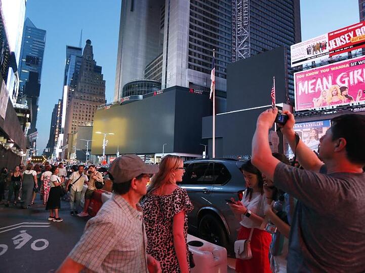 Ohne Strom: Schwarze Bildschirme am Times Square.