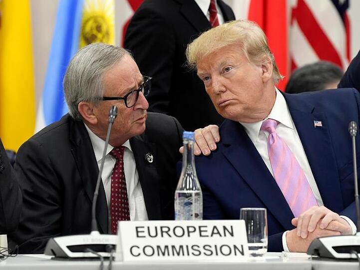 Jean-Claude Juncker (l.) beim vergangen G20-Gipfel in Osaka, Japan, im Gespräch. Der scheidende EU-Kommissionspräsident Juncker cglaubt nicht, dass US-Präsident Trump neue Autozölle erhebt.