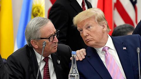 Jean-Claude Juncker (l.) beim vergangen G20-Gipfel in Osaka, Japan, im Gespräch. Der scheidende EU-Kommissionspräsident Juncker cglaubt nicht, dass US-Präsident Trump neue Autozölle erhebt.