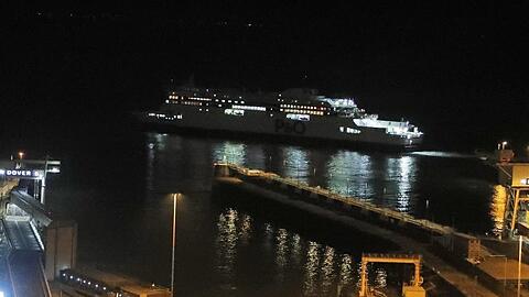 Die letzte Fähre verlässt den Hafen in Dover.