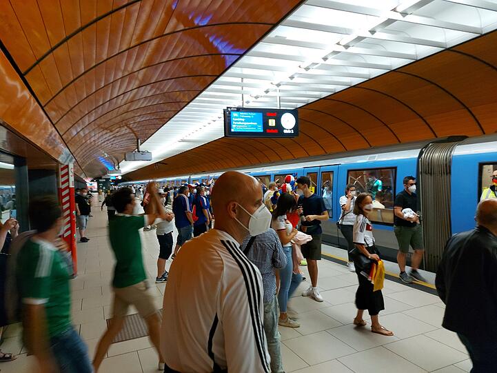 Endlich beleben wieder Fußballfans die City.