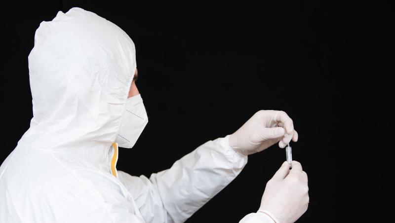Ein medizinischer Mitarbeiter bereitet in einem Corona-Testzentrums einen Schnelltest vor. Ein medizinischer Mitarbeiter bereitet in einem Corona-Testzentrums einen Schnelltest vor.