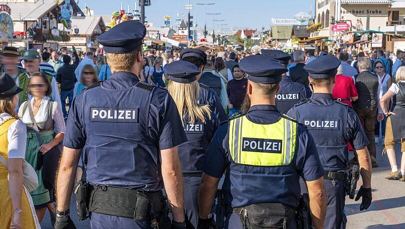 Polizeistreife unterwegs auf dem Oktoberfest. Polizeistreife unterwegs auf dem Oktoberfest.