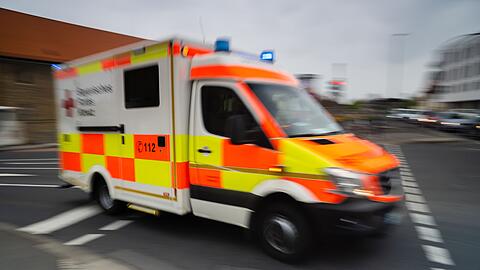 Polizeiwagen, ein Notarzt und ein Rettungsdienst rückten am Sonntag zu dem Verdächtigen in Kulmbach aus. (Symbolbild)