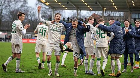 Befreit tanzende L&ouml;wen in Niedersachsen: Lippmann, Voet, Haugen, Steink&ouml;tter, Klose und Hobsch (v.l.) feiern nach dem Kantersieg &uuml;ber Havelse mit den Fans.