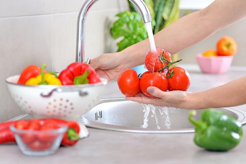 Einen weiteren gesundheitlichen Vorteil bringt das Kalium in Tomaten: Es wirkt entw&auml;ssernd im K&ouml;rper. Somit kann man das harntreibende Fruchtgem&uuml;se ideal als Di&auml;tbegleiter einsetzen, um unn&ouml;tige Giftstoffe aus dem K&ouml;rper zu transportieren. Ebenfalls entw&auml;ssernde Eigenschaften besitzen Gurken und Wassermelonen.