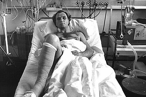 och unter Schock, aber am Leben: Bayern-Manager Uli Hoeneß am 20. Februar 1982, drei Tage nach dem Flugzeugabsturz, als Patient im Nordstadt-Krankenhaus von Hannover.