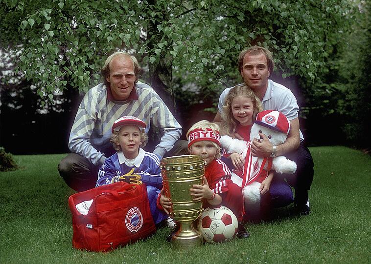 Die Brüder Dieter (mit Sohn Benjamin) und Uli Hoeneß (mit den Kindern Sabine und Florian) feierten den Gewinn des DFB-Pokals 1986.