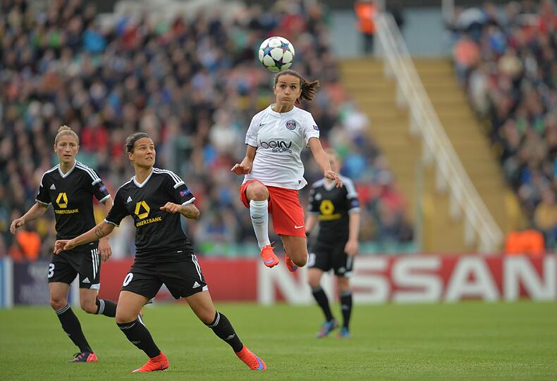 Champions-League-Finale verloren: Fatmire Alushi (rechts) im Trikot von Paris St. Germain im Duell mit Jennifer Marozsan vom 1. FFC Frankfurt.