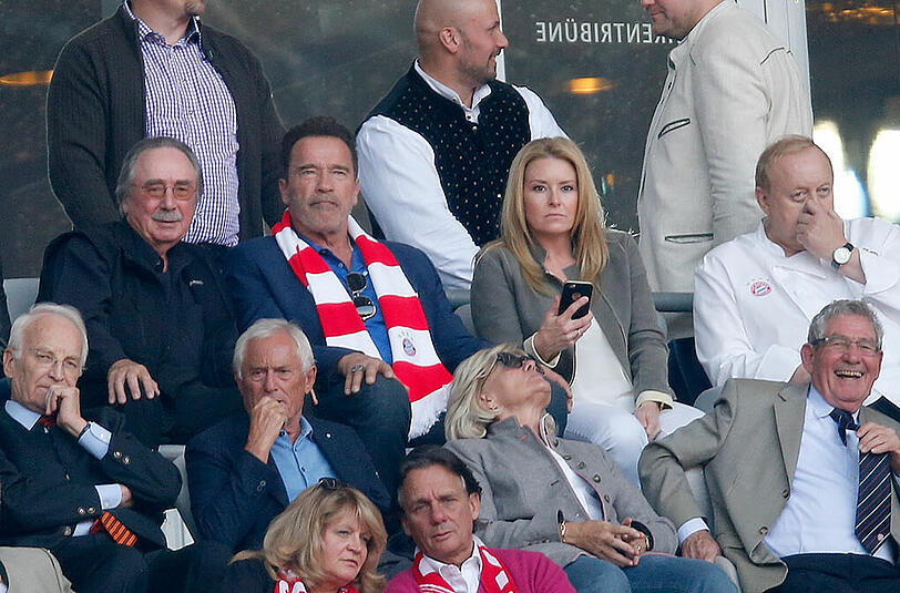 Arnold Schwarzenegger und Freundin Heather Milligan beim Spiel des FC Bayern gegen den FC Köln. Die Bilder.