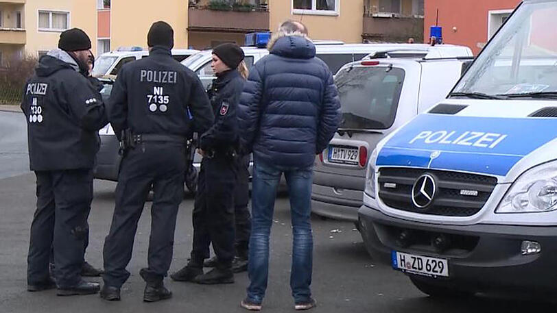 Polizeibeamte in Soltau vor dem Mehrfamilienhaus, in dem ein toter Säugling entdeckt wurde. Ermittler gehen davon aus, dass das Kind erstickt ist.