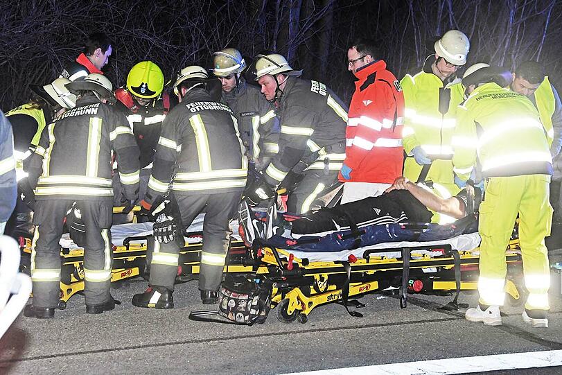 Ein Mercedes wurde bei einem Unfall auf der A8 schwer beschädigt. Die Bilder.