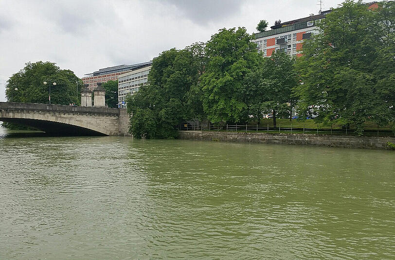 Rettung aus der Isar: an dieser Stelle befreiten zwei Polizeibeamte einen 39 Jahre alten Mann aus seiner misslichen Lage.