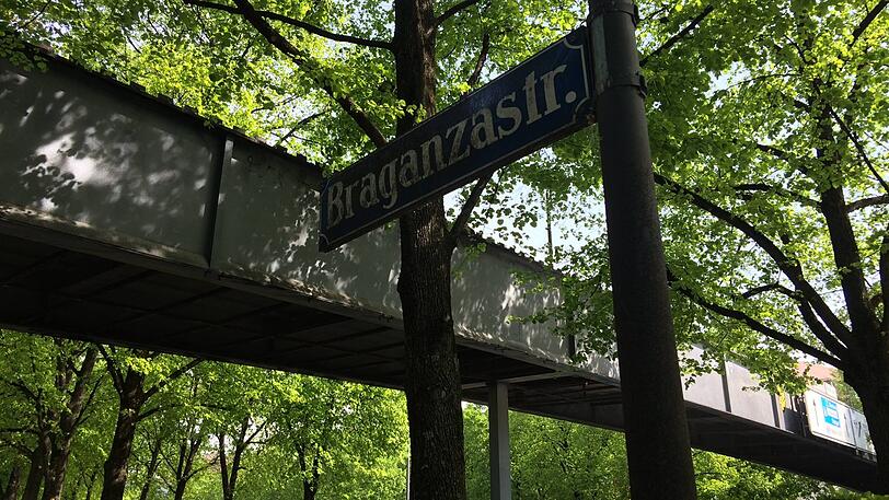Auch auf der Fußgängerbrücke über die Landshuter Allee an der Braganzastraße schlängeln sich bunte Steine.