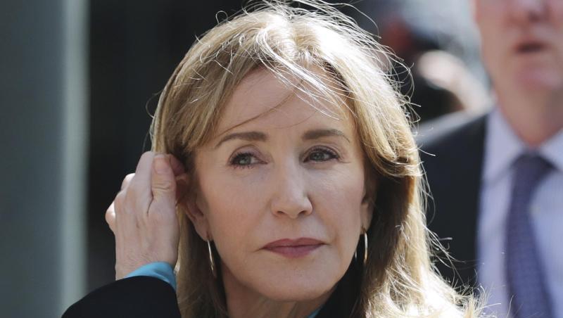 Nach ihrer Haftentlassung muss Felicity Huffman noch gemeinnützige Arbeit leisten. Nach ihrer Haftentlassung muss Felicity Huffman noch gemeinnützige Arbeit leisten.