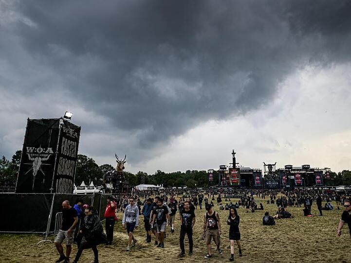 Bereits zum zweiten Mal in zwei Tagen wurde das Festivalgelände des Wacken Open Air wegen eines Unwetters geräumt.