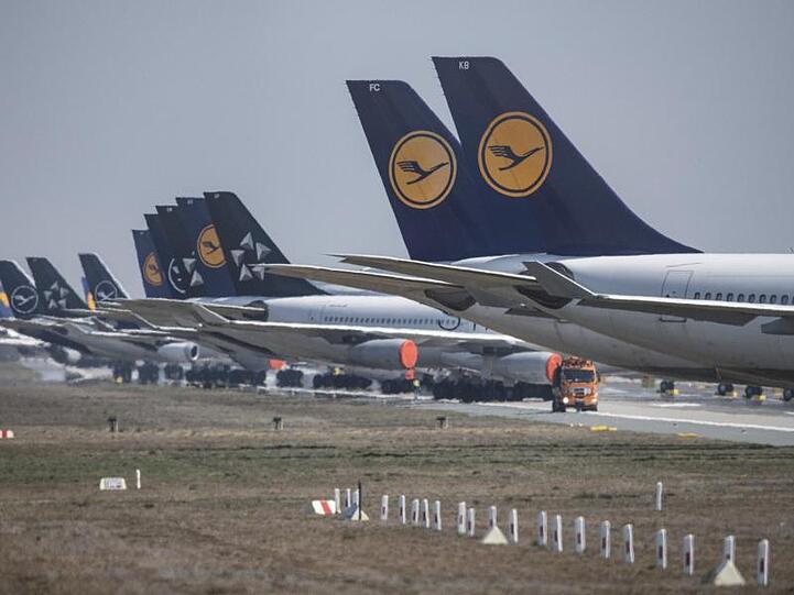 In langer Reihe stehen auf einer Landebahn des Flughafens Frankfurt Maschinen der Lufthansa, die wegen der weltweiten Corona-Pandemie derzeit außer Dienst gestellt sind.