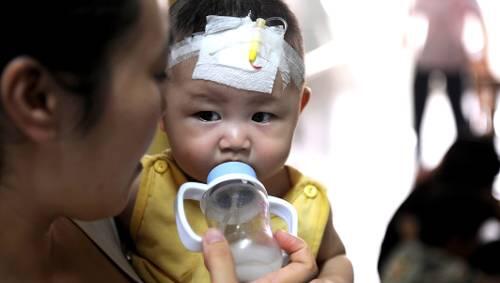 Nach dem Milchpulverskandal in ärztlicher Obhut: Ein krankes Baby in China Nach dem Milchpulverskandal in ärztlicher Obhut: Ein krankes Baby in China