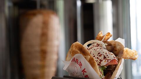 Ein Klassiker der deutschen Imbisskultur: Der Döner gehört für viele zum Alltag – doch in dem schnellen Snack steckt harte Arbeit. (Archivbild)