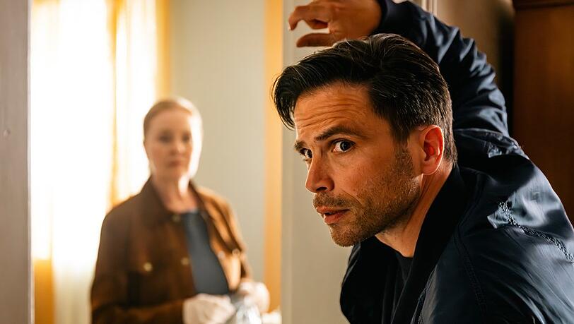 "Die Füchsin: Das Rachespiel": Anne Fuchs (Lina Wendel, l.) und Youssef El Kiliali (Karim Chérif) haben sich unerlaubt Zutritt zu einer Wohnung beschafft und sichern Beweismittel.