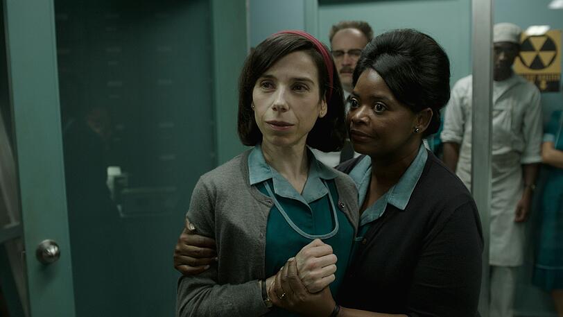 Die stumme Elisa (Sally Hawkins) und ihre redselige Kollegin Zelda (Octavia Spencer) gehen ihrer eintönigen Arbeit in der geheimen Forschungseinrichtung nach. Die stumme Elisa (Sally Hawkins) und ihre redselige Kollegin Zelda (Octavia Spencer) gehen ihrer eintönigen Arbeit in der geheimen Forschungseinrichtung nach.