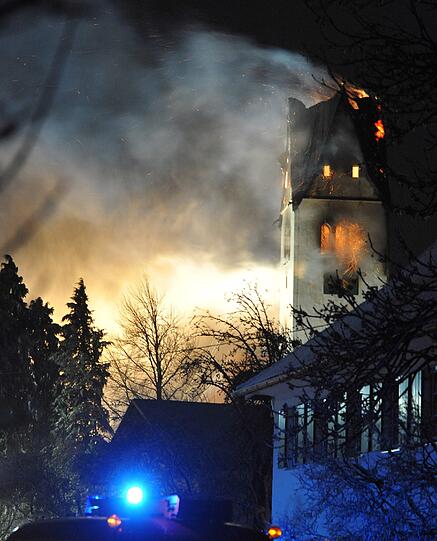 Die Spitze eines 60 Meter hohen Kirchturms in der Allgäuer Gemeinde Wald ist nicht mehr zu retten: Ein Blitz hat das Wahrzeichen der Ortschaft am Donnerstag in Brand gesetzt.