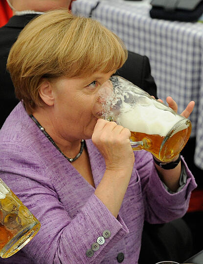 Oans, zwoa, gsuffa. Auf dem Gillamooser Volksfest pflegt Angela Merkel bayerische Gewohnheiten.
