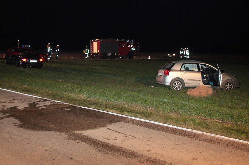 Horror-Unfall im Landkreis Erding: Ein Ehepaar stirbt nach einem Zusammenstoß mit einem 26-jährigen Autofahrer. Der Mann wird leicht verletzt. Die Ursache des Unfalls, der sich am späten Mittwochnachmittag ereignete, ist noch unklar. Hier sehen Sie die Bilder vom Unfallort.
