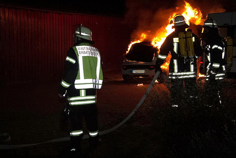 Aus bislang ungeklärter Ursache ging in Traunreut ein Kleinwagen in Flammen auf und brannte komplett aus.
