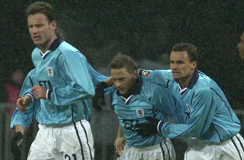 1860-Torjubel am 2. Februar 2001 im Olympiastadion - nach dem 1:0 von Thomas Häßler (Mitte) im Bundesligaspiel gegen Borussia Dortmund. Links Markus Schroth, rechts Martin Max.