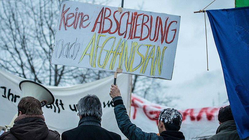 Mehrere hundert Menschen demonstrierten während des Besuches von Innenminister Thomas de Maiziere gegen Abschiebungen nach Afghanistan.