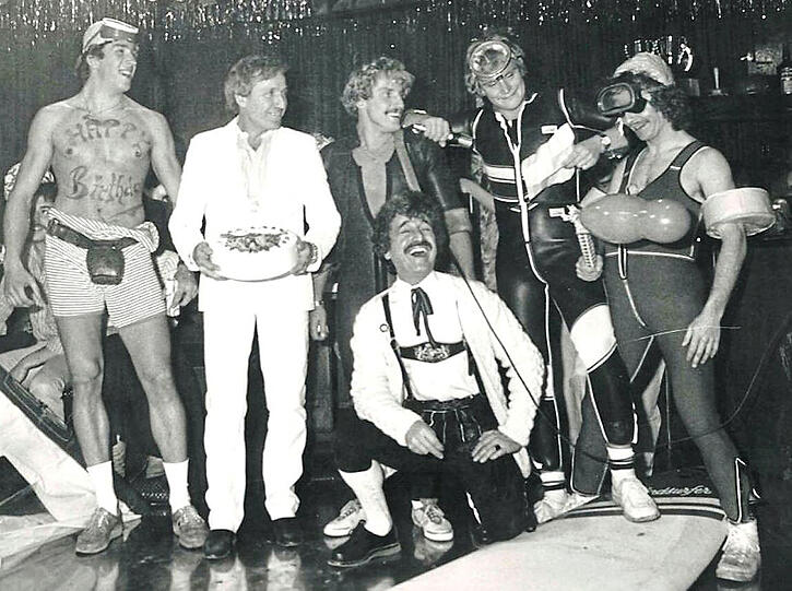 1979 im "Jet Dancing": Ostertag (in Weiß, neben Zwillingsbruder Rudi, M.) feiert seinen 40. Geburtstag. Ach ja: Fasching ist auch.