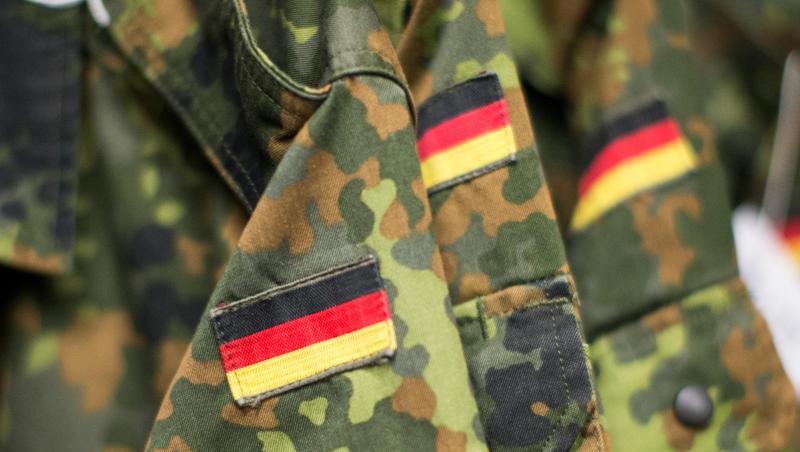 Jacken der Bundeswehr mit angenähter Deutschlandflagge. Foto: picture alliance / Marcel Kusch/dpa/Archivbild Jacken der Bundeswehr mit angenähter Deutschlandflagge. Foto: picture alliance / Marcel Kusch/dpa/Archivbild