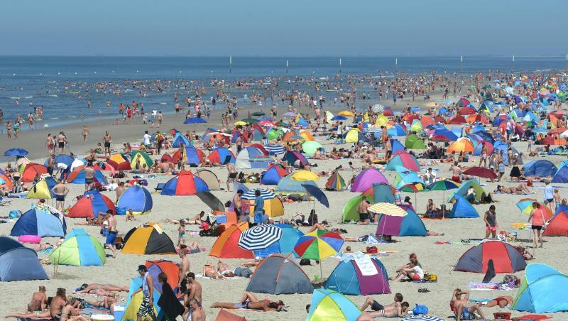 Badegäste am Strand von St. Peter-Ording in Schleswig-Holstein. Badegäste am Strand von St. Peter-Ording in Schleswig-Holstein.