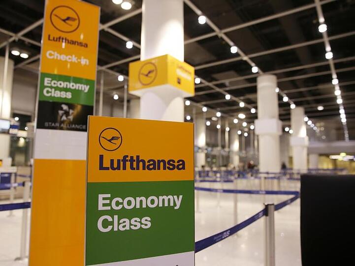 Blick auf einen leeren Lufthansa-Check in-Schalter im Flughafen Düsseldorf.